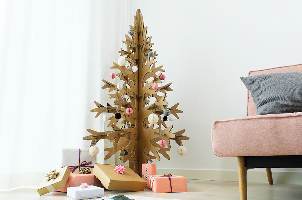 Cartone riciclato per l'albero di Natale